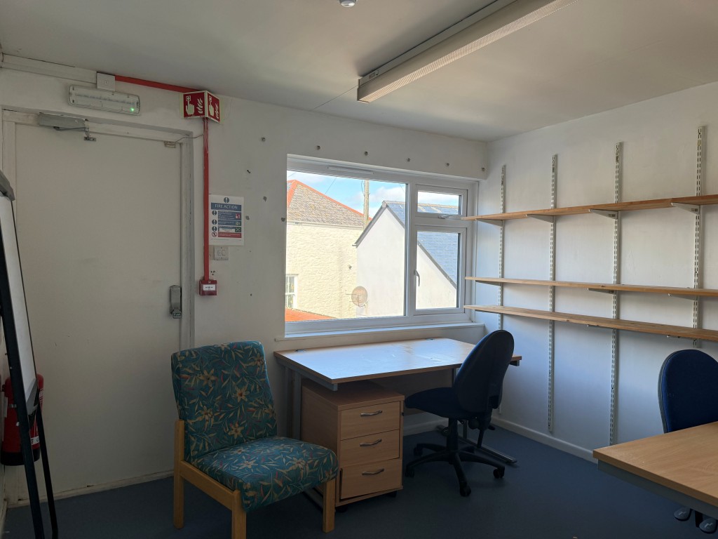 Lot: 19 - FORMER DAY CARE CENTRE WITH COURTYARD GARDEN AND PARKING OFFERING POTENTIAL - First floor office